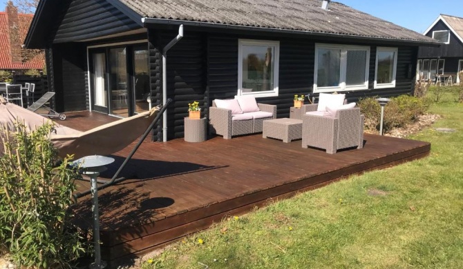 Dejlig sommerhus 150m fra privat strand