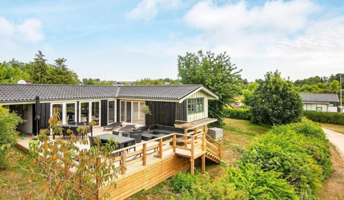 Sunny Holiday Home in Ebeltoft near Sea