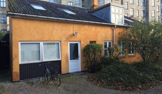 Rooms in quiet Yellow Courtyard Apartment