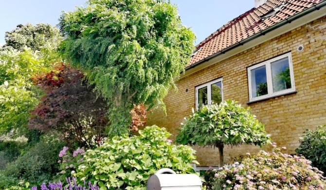 Room in a Danish cottage with garden view, 10 min to CPH