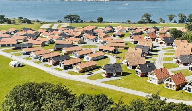 8 person holiday home on a holiday park in Gråsten