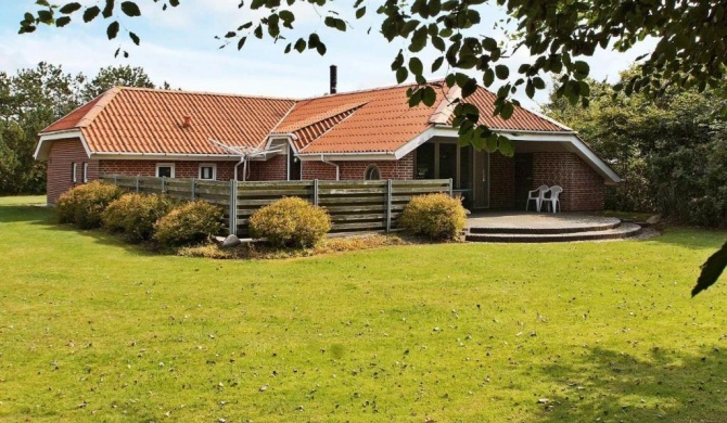 Cosy Holiday Home in Hemmet near Sea