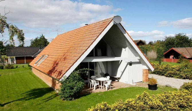 Five-Bedroom Holiday home in Juelsminde 2