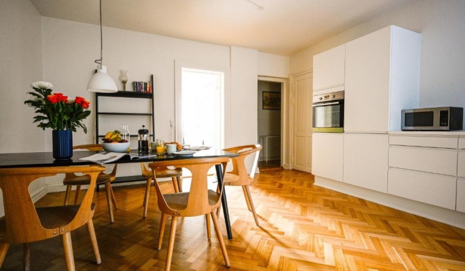 Bright and Spacious Apartment Close to the Queen's palace