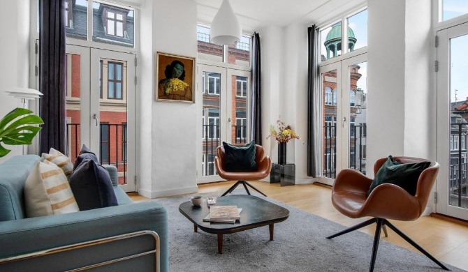 Gorgeous and Bright Centrally Located Four-bedroom Apartment