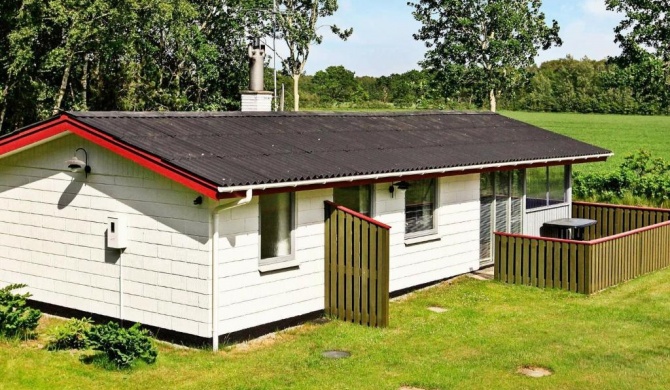 Cozy Cabin with Large Garden in L s