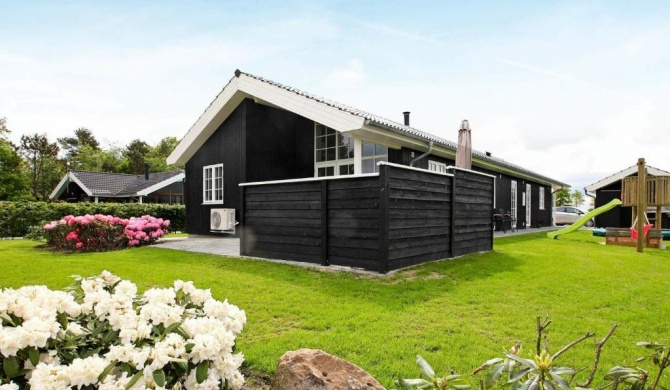 Sunlit Holiday Home in Ansanger on Lake