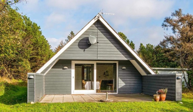 Tranquil Holiday Home in Ringk bing near Sea