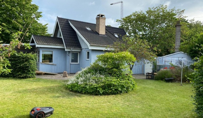 Charmerende ældre sommerhus tæt på strand og city