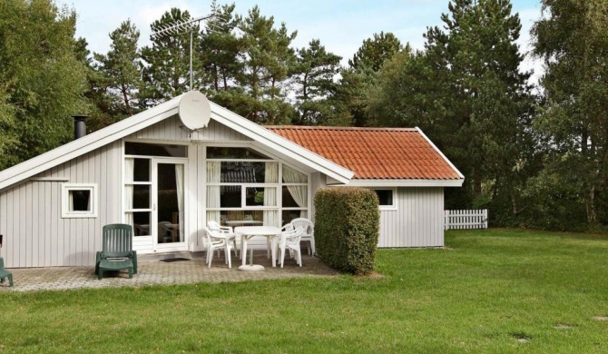 Quiet Holiday Home in Rodby near Sea