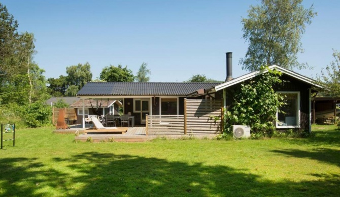 Skønt sommerhus m stor terrasse 250 m fra stranden